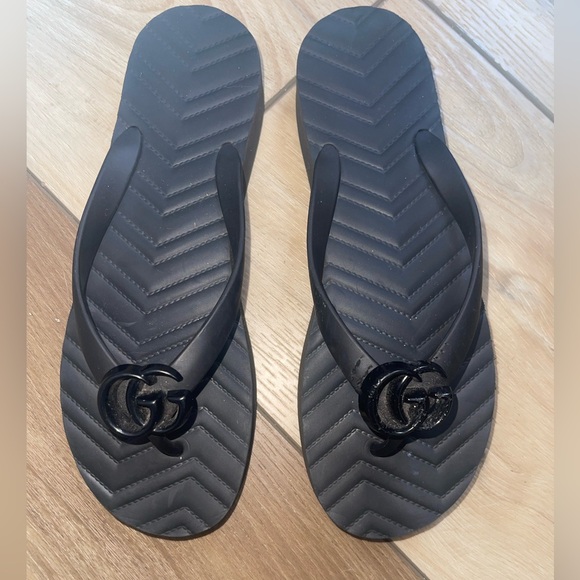 Gucci Black Chevron Flip Flops - Picture 1 of 3
